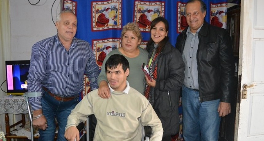 EL MUNICIPIO E IPRODICH ENTREGARON UNA SILLA DE RUEDAS A UNA PERSONA CON DISCAPACIDAD