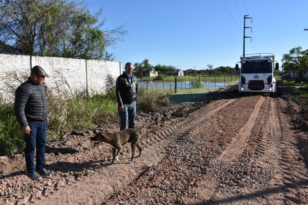 “EL CAMIÓN BATEA RECORRIÓ 300 KM PARA TRAER RIPIO, PORQUE QUEREMOS RECONSTRUIR LAS CALLES DE VILLA ÁNGELA”