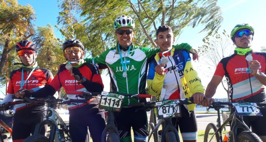 DEPORTISTAS QUE LLEVAN CON ORGULLO LA MARCA “VILLA ÁNGELA SIEMPRE EN MARCHA” A COMPETENCIAS EN OTRAS PROVINCIAS