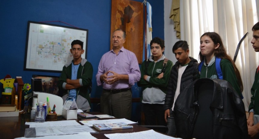 EL INTENDENTE PAPP RECIBIÓ EN SU DESPACHO A ALUMNOS DEL C.E.P. Nº 9 “MAESTRO SARMIENTO”