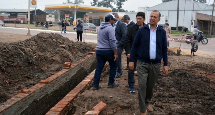 EL MUNICIPIO AMPLÍA UNA ALCANTARILLA REVESTIDA EN ESQUINA LUGONES Y LORENZO COBELLO PARA MEJORAR EL ESCURRIMIENTO DEL AGUA