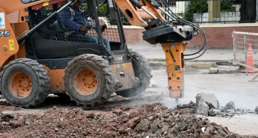 EL MUNICIPIO INICIO EL TRABAJO DE BACHEO DE ESQUINA CHACABUCO Y SAN MARTÍN