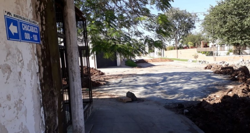 OBRAS PÚBLICAS MUNICIPAL HORMIGONEO HOY EL BACHE DE ESQUINA CHACABUCO Y SAN MARTÍN