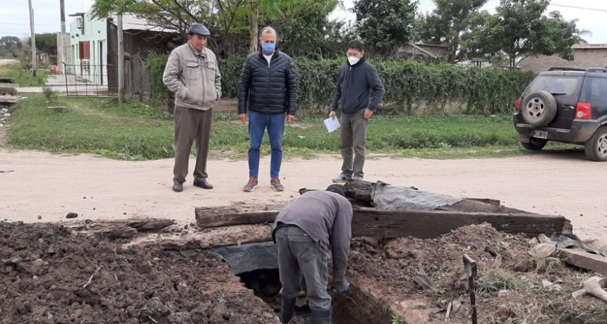 SERVICIOS PÚBLICOS DESOBSTRUYE ALCANTARILLA EN BARRIO REMEDIOS DE ESCALADA