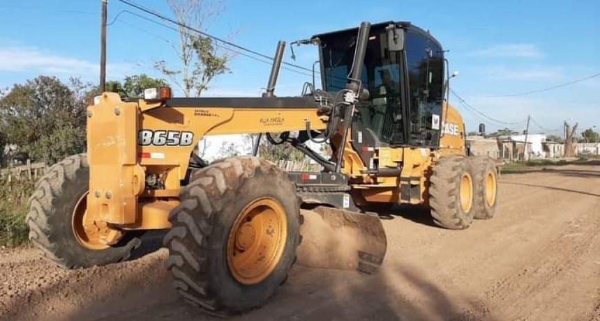 EL MUNICIPIO CONTINUA CON LA COLOCACIÓN DE RIPIO SOBRE CALLE LA CALANDRIA