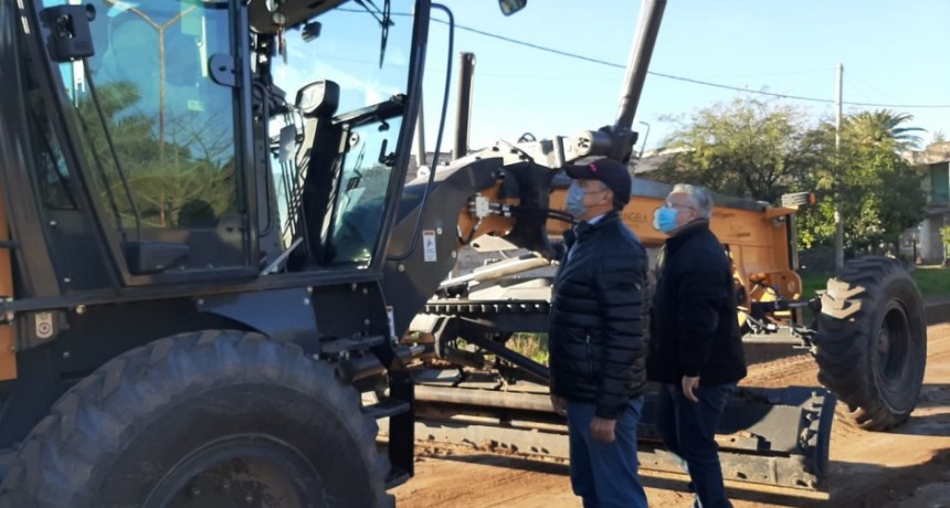 EL MUNICIPIO AVANZA CON LA SEGUNDA CUADRA DE ASFALTO SOBRE AV. ALEM