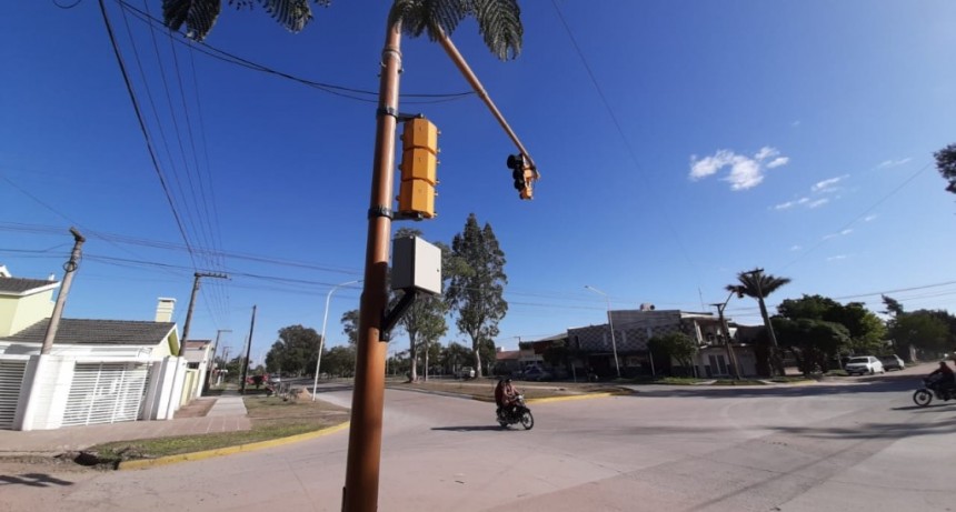 EL MUNICIPIO INSTALA NUEVO SEMÁFORO EN INTERSECCIÓN HRYNIEWICKI Y AV. BITTEL