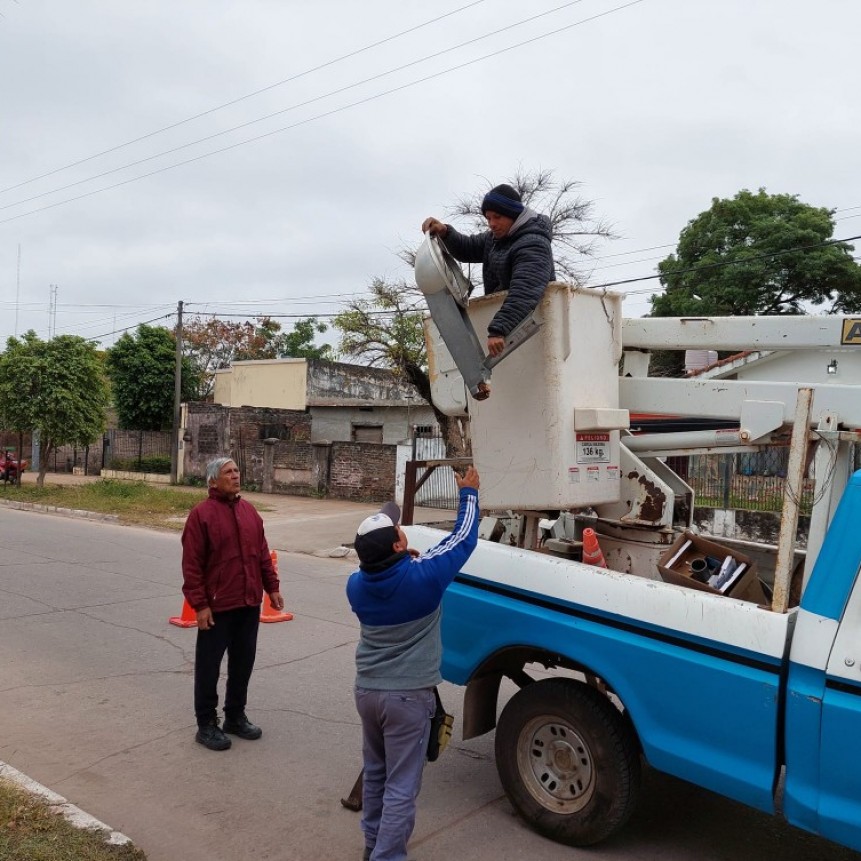 EL MUNICIPIO INTENSIFICA EL RECAMBIO DE LUCES DE SODIO POR LED EN VILLA ÁNGELA