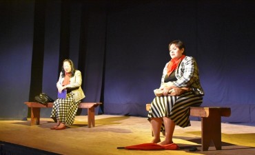 EXITOSA PRESENTACIÓN DE OBRA “DOS MUJERES SENTADAS EN UN BANCO DE LA PLAZA” EN LA CASA DE LAS CULTURAS
