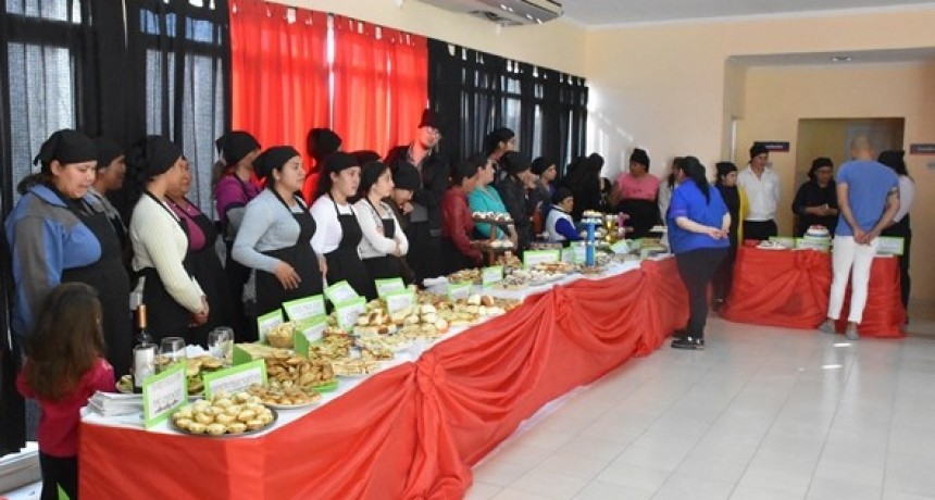 ENTREGA DE CERTIFICADOS Y DEGUSTACIÓN DE PRODUCCIONES EN LA OFICINA DE EMPLEO MUNICIPAL
