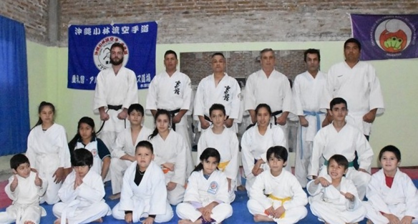 LA ESCUELA MUNICIPAL DE KARATE PARTICIPÓ DE UN SEMINARIO EN LA ASOCIACIÓN VILLANGELENSE DE KARATE