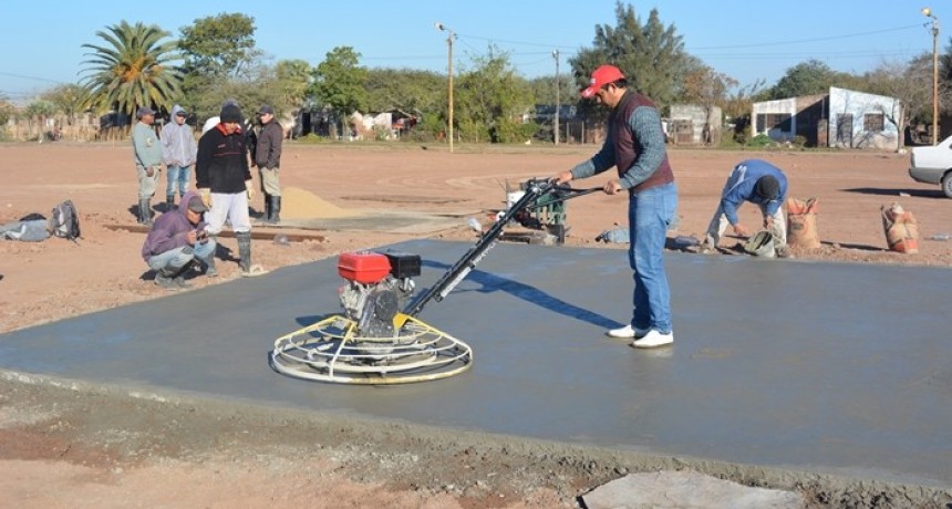 INICIARON LA CONSTRUCCIÓN DE CANCHAS DE HORMIGÓN EN LA PLAZA DEL BARRIO SARGENTO CABRAL