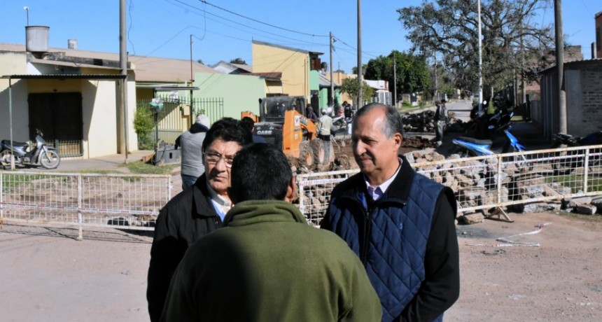 REPARACIÓN DE BACHE EN BARRIO MOCOVÍ: “ES UN TRABAJO RÁPIDO Y EFICIENTE” DIJO PAPP