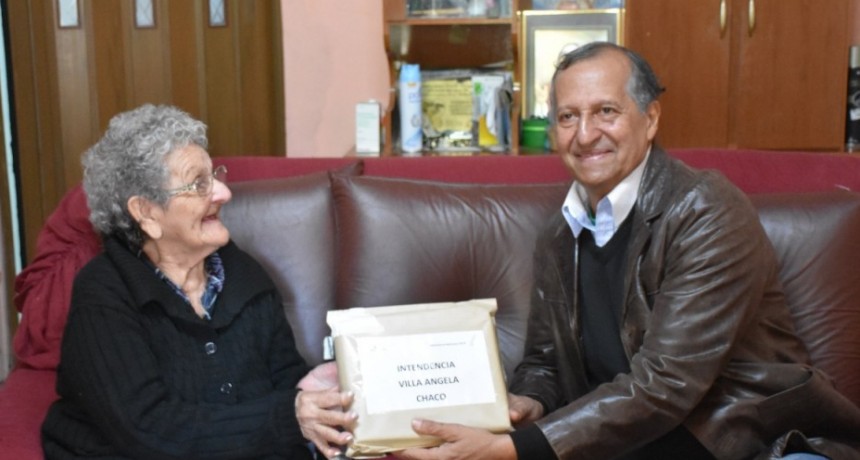 PAPP RECIBIÓ DE MANOS DE DOÑA EMILIA FERNÁNDEZ, UN PRESENTE DEL INTENDENTE DE CALETA OLIVIA, PROVINCIA SANTA CRUZ