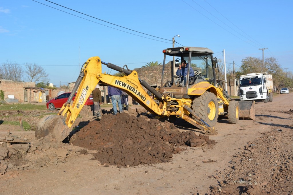 EL MUNICIPIO REALIZA TRABAJOS DE CUNETEO, ALCANTARILLADO Y RECONSTRUCCIÓN DE CALLES