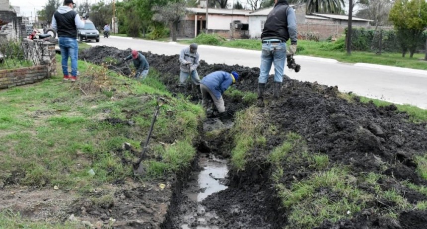 HUGO GACZEK DESTACÓ LOS TRABAJOS DE CUNETEO Y ALCANTIRILLADO: “SON OBRAS FUNDAMENTALES PARA EL ESCURRIMIENTO DEL AGUA Y LO NOTAMOS EN LAS EMERGENCIAS HÍDRICAS”