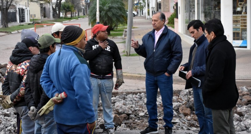 EL MUNICIPIO INICIÓ LA REPARACIÓN DEL BACHE EN MAIPÚ Y BELGRANO