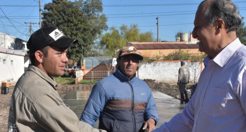 “ESTAMOS HACIENDO EL PAVIMENTO DEL BARRIO SAN CAYETANO EN UN BUEN TIEMPO”