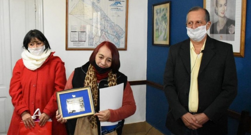 EL INTENDENTE PAPP ENTREGÓ UN RECONOCIMIENTO A LA FAMILIA DE OMAR “CACHO” PONCE DE LEÓN
