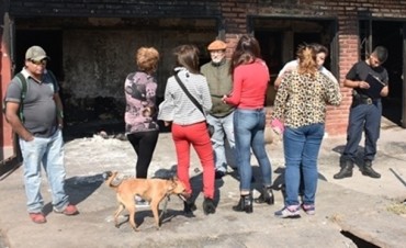 EL MUNICIPIO ASISTE A LA PROPIETARIA DE LA VIVIENDA INCENDIADA EN EL BARRIO 84 VV.
