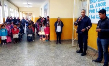 MEDIO AMBIENTE Y POLICÍA CAMINERA DICTAN CHARLA DE CONCIENTIZACIÓN VIAL EN LA EEP N°82