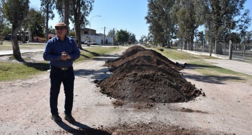 SERVICIOS PÚBLICOS COMENZÓ TRABAJOS PARA RIPIAR LAS CALLES DE ALREDEDOR DE LA PLAZA 20 DE JUNIO 