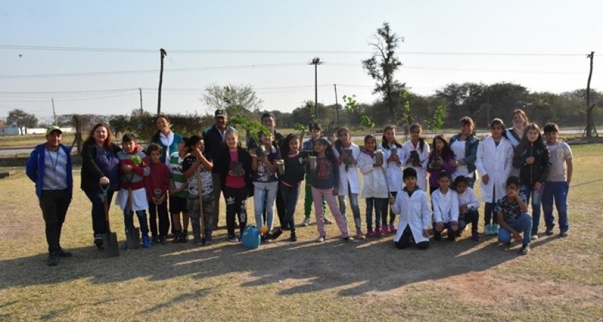 MEDIO AMBIENTE REALIZÓ LA ENTREGA DE PLANTINES A LA EEP N°1021 EN EL DÍA DEL ÁRBOL