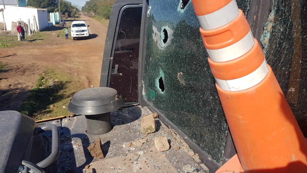 ATACARON A LADRILLAZOS AL MAQUINISTA QUE OPERABA LA EXCAVADORA EN EL LOTE 20