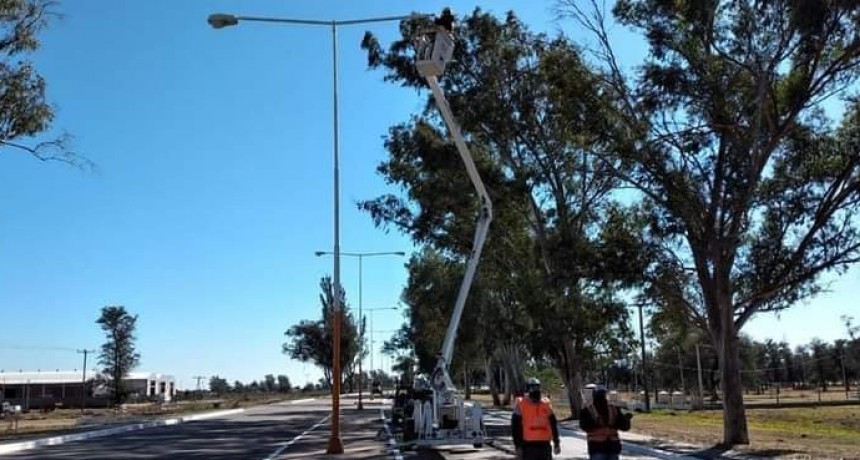 EL MUNICIPIO CONTINÚA CON LOS RECAMBIOS DE LUCES Y LA COLOCACIÓN DE NUEVOS SEMÁFOROS