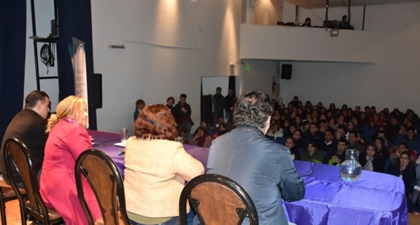 GRAN CONVOCATORIA EN EL LANZAMIENTO DEL POSTÍTULO DE LA DIPLOMATURA EN EVALUACIÓN EDUCATIVA EN VILLA ÁNGELA