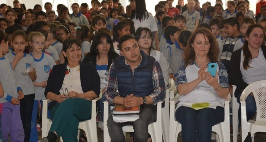 EL MUNICIPIO REALIZA EL ACTO HOMENAJE POR EL DÍA DEL MAESTRO EN EL SALÓN “PADRE EDUARDO”