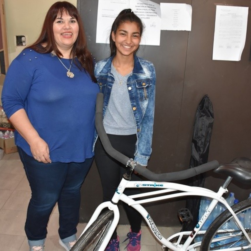 JOVEN RECIBE UNA BICICLETA DEL MUNICIPIO PARA TRANSPORTARSE A LA ESCUELA