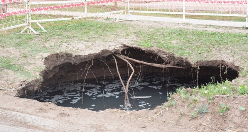 MUNICIPALIDAD COLABORA CON SAMEEP PARA RESOLVER HUNDIMIENTO DE CALLE POR ROTURA DE CAÑERÍA CLOACAL