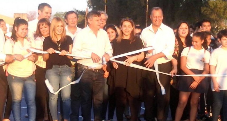 EL INTENDENTE PAPP, PARTICIPÓ JUNTO AL GOBERNADOR PEPPO DE LA HABILITACIÓN DE LOS PLAYONES DEPORTIVOS DEL EES N° 9
