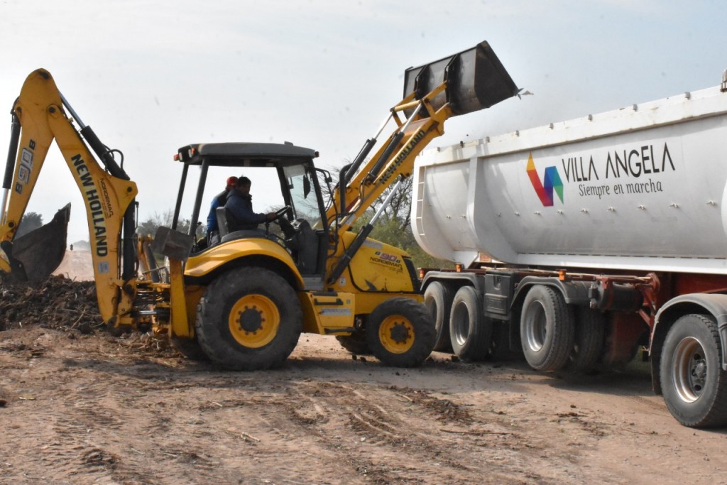 EL MUNICIPIO REALIZÓ TAREAS DE PERFILADO, CANALIZACIÓN Y ARREGLOS DE CALLES EN LA QUINTA 10