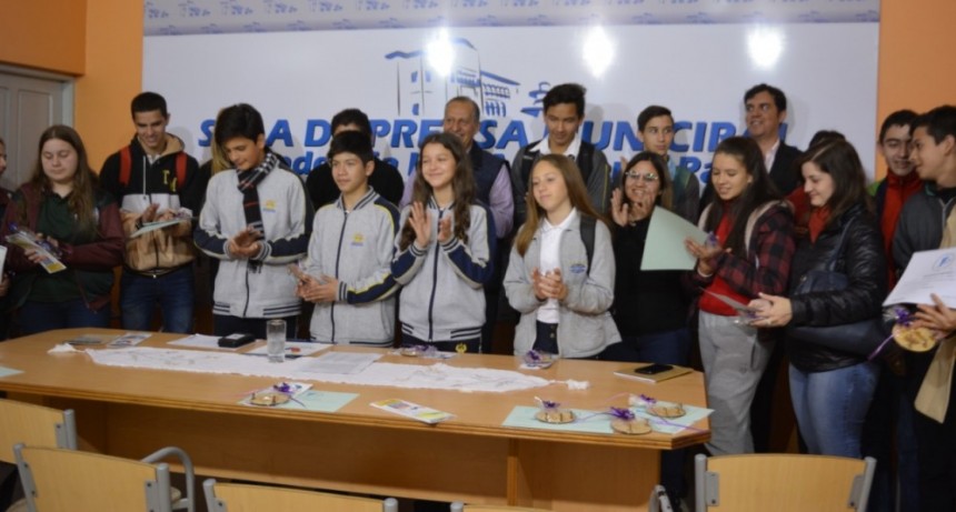 EL INTENDENTE PAPP RECIBIÓ A ALUMNOS QUE PARTICIPAN DEL CERTAMEN REGIONAL DE LAS OLIMPIADAS DE MATEMÁTICAS EN VILLA ÁNGELA