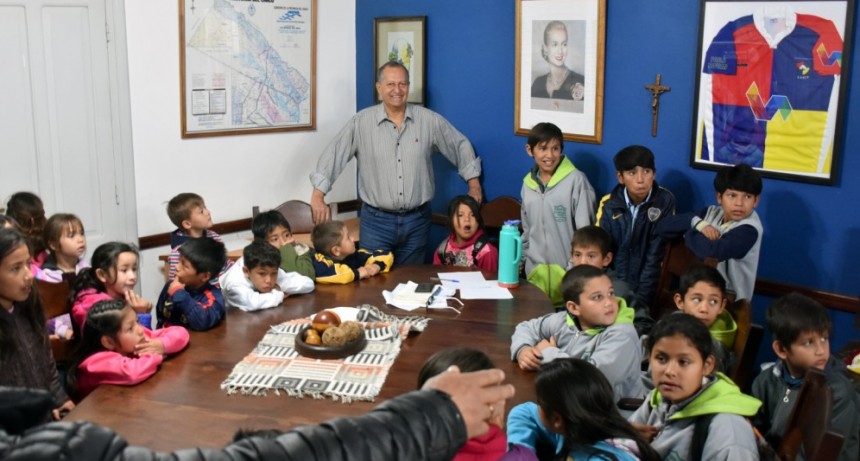 EL INTENDENTE RECIBIÓ LA VISITA DE ALUMNOS DE LA EEP N° 29 “HECTOR LUIS FRESCHI”