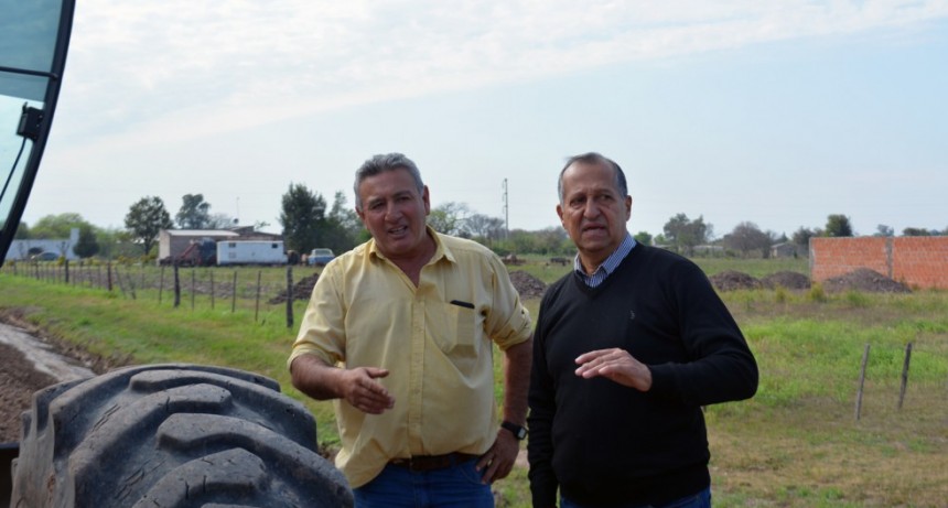 PAPP SUPERVISA EL TRABAJO DE PERFILADO Y MEJORAMIENTO DE RIPIO DE CALLE LOS SAUCES