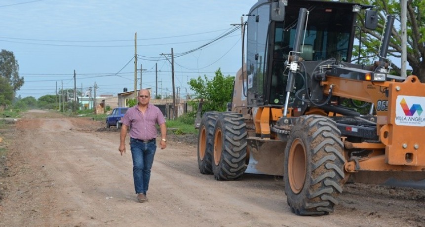 EL MUNICIPIO CONTINÚA CON LOS TRABAJOS DE CUNETEO Y LEVANTAMIENTO DE CALLES EN VILLA ÁNGELA