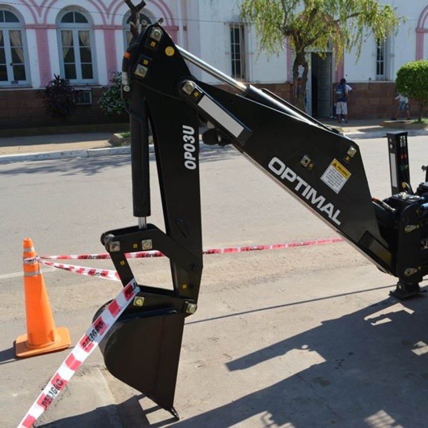 MUNICIPIO ADQUIRIÓ UN NUEVO ACCESORIO PARA LA MINICARGADORA: SE TRATA DE UN BRAZO RETROEXCAVADOR