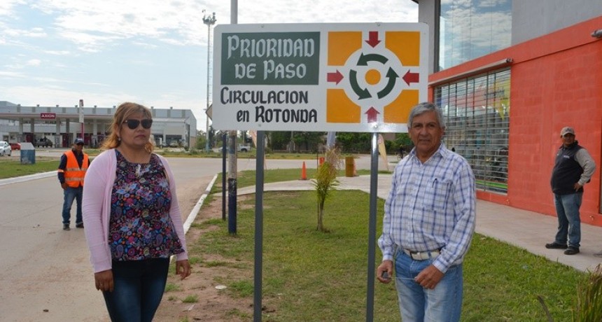 SECRETARÍA DE OBRAS PÚBLICAS COLOCA CARTELERÍA DE SEÑALIZACIÓN VIAL EN DISTINTOS PUNTOS DE LA CIUDAD