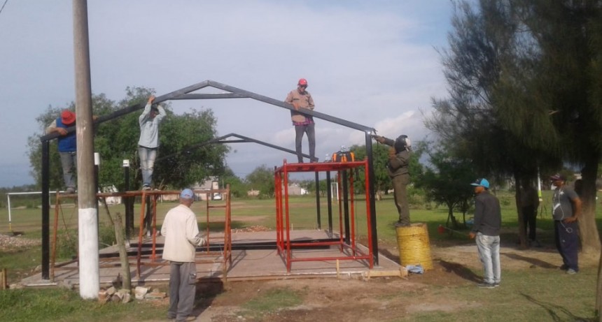 MUNICIPIO COLABORA CON LA CONSTRUCCIÓN DE UN QUINCHO PARA EL BARRIO 90 VIV.