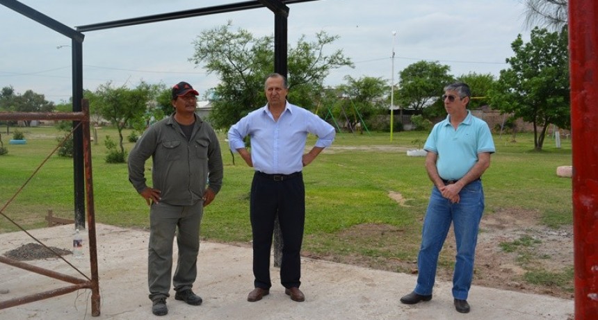 EL INTENDENTE VISITÓ LA CONSTRUCCIÓN DEL QUINCHO EN LA PLAZA DEL BARRIO 90 VIV.