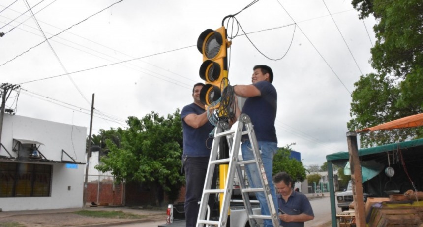 EL MUNICIPIO COLOCÓ UN NUEVO SEMÁFORO EN INTERSECCIÓN DE AV. COLÓN Y MONTEAGUDO