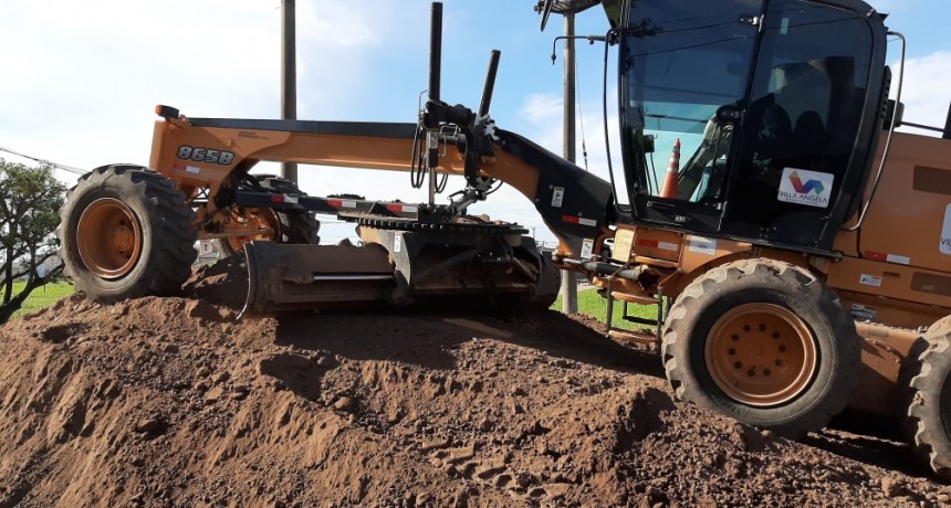 EL MUNICIPIO REALIZA TAREAS DE PERFILADO Y MOVIMIENTO DE SUELO
