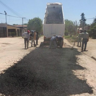 EL MUNICIPIO INICIÓ EL TRABAJO DE BACHEO DE CALLE 1 DE MAYO CON MEZCLA ASFÁLTICA