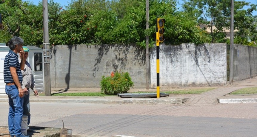 EL MUNICIPIO RECONSTRUYÓ CALLES DEL LOTE 20 E INSTALÓ UN NUEVO SEMÁFORO