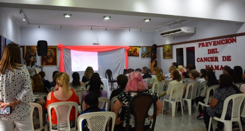 CON GRAN MARCO DE PÚBLICO SE LLEVÓ A CABO LA CHARLA DE PREVENCIÓN DE CANCER DE MAMA EN LA CASA DE LA CULTURA