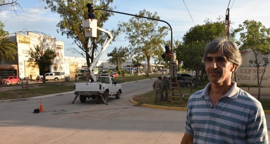 EL MUNICIPIO COLOCA NUEVO SEMÁFORO EN INTERSECCIÓN DE CALLE MAIPÚ Y AV. KENNEDY