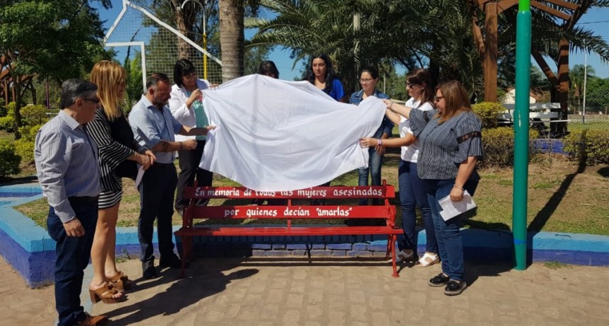 INAUGURAN EL PRIMER BANCO ROJO EN EL PASEO LUIS LANDRISCINA DE VILLA ÁNGELA